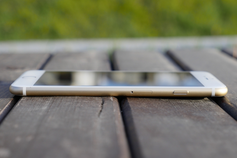 Apple iPhone 6s Plus, правое ребро: слот для Nano-SIM и кнопка включения