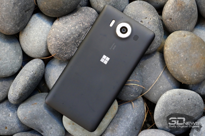 Microsoft Lumia 950, тыльная панель: объектив камеры, окантованный металлом, тройная светодиодная вспышка, основной динамик
