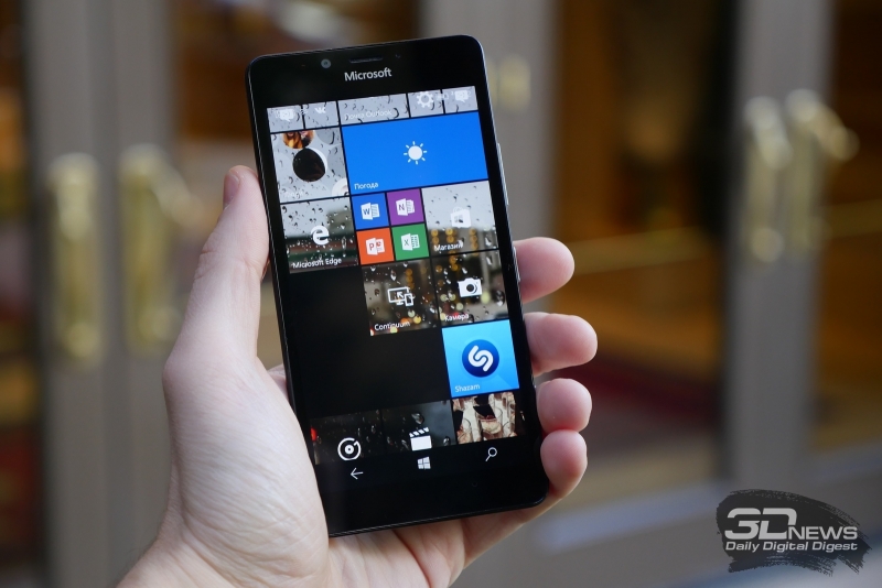 Microsoft Lumia 950 в руке