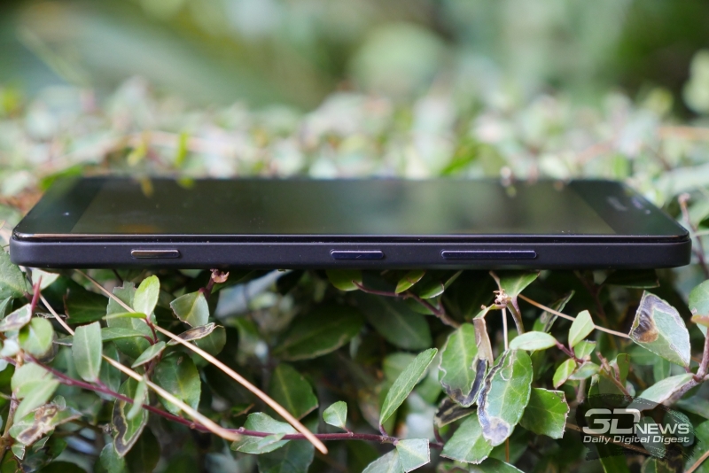 Microsoft Lumia 950, правая грань: качелька громкости, клавиша включения и клавиша спуска камеры