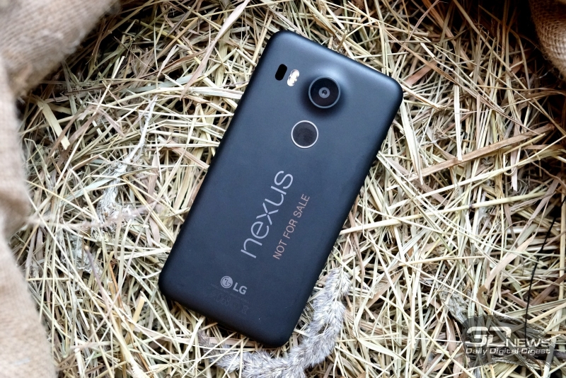 Google Nexus 5X, задняя панель: рядом с камерой – лазер автофокуса и двойная вспышка. Надписи «Not for sale» в магазинных Nexus не будет, не переживайте