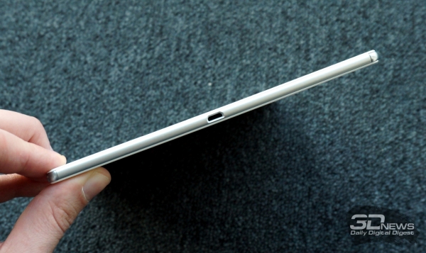 Порт USB в Xperia Z4 Tablet также не прикрыт заглушкой