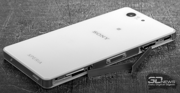 Sony Xperia Z3 Compact – расположение слотов для карточек и интерфейсов